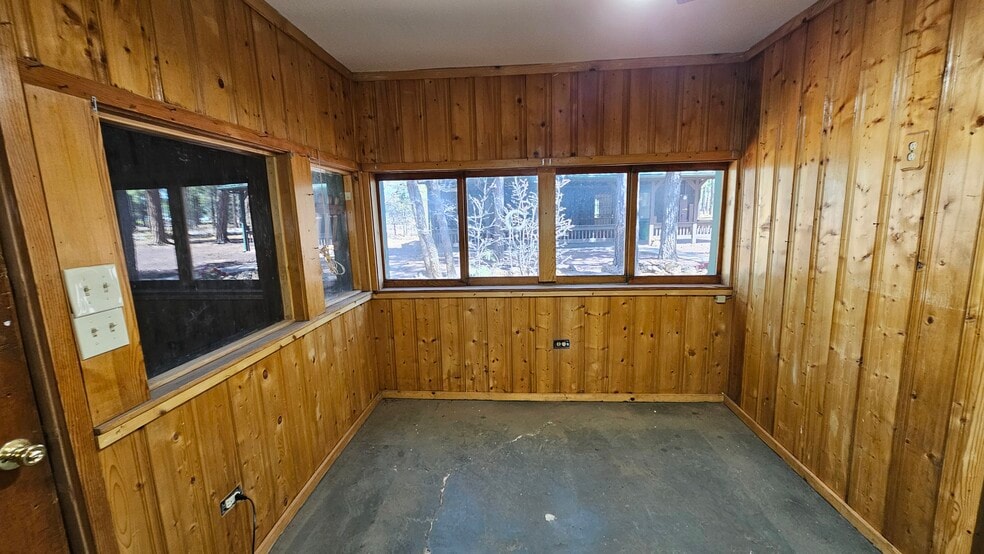 More Photos Of 182 White Mountain blvd, Lakeside General Retail For Sale
