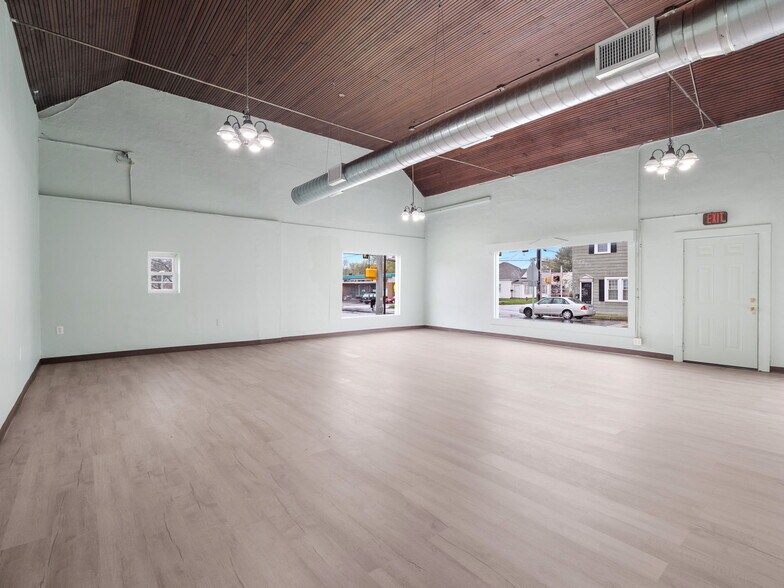 More Photos Of 200 E 4th St, Salem Freestanding For Lease