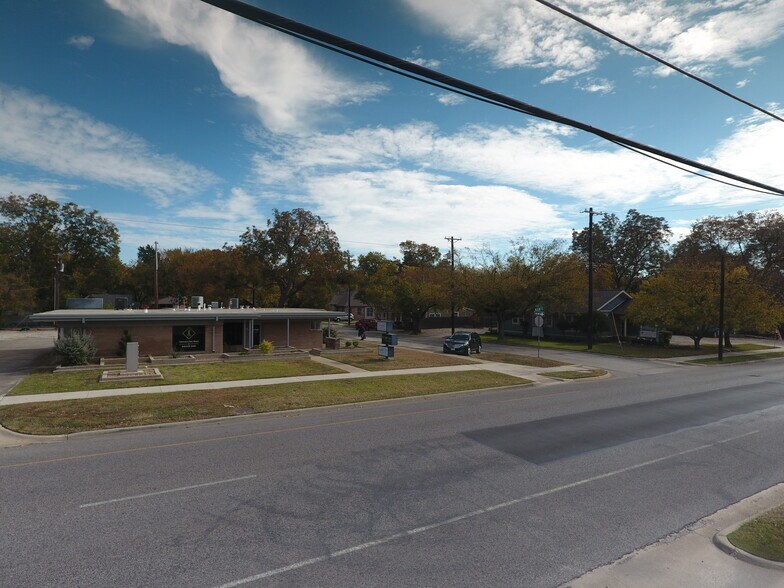 More Photos Of 1005 N Elm St, Denton Office For Lease