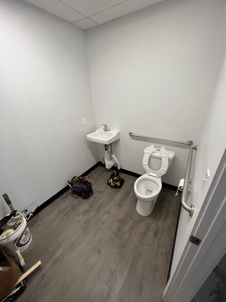 More Photos Of 5025 25th Ave NE, Seattle Unknown For Lease