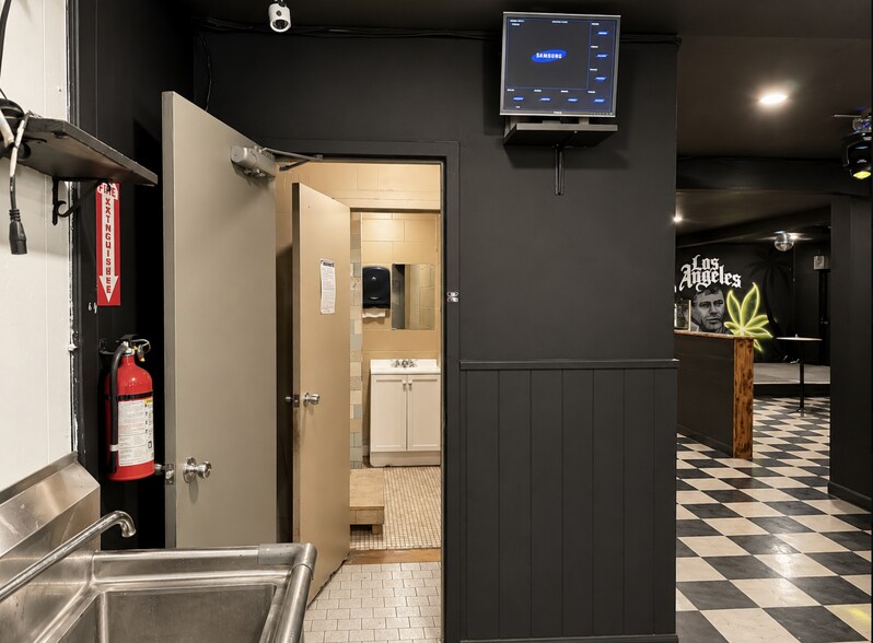 More Photos Of 6919 Lyons Ave, Houston Storefront Retail Office For Sale