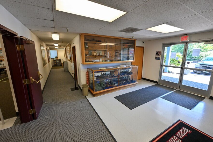 More Photos Of 276 Warner Milne Rd, Oregon City Showroom For Sale