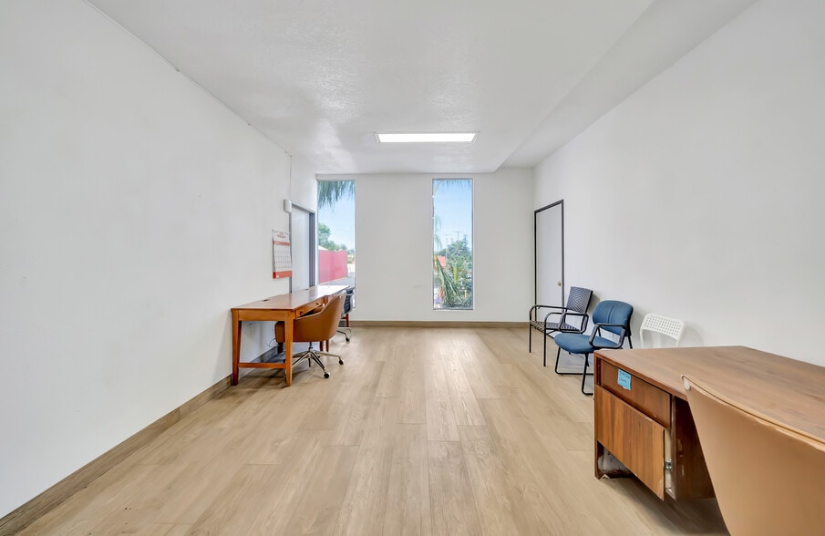 More Photos Of 1926 S Main St, Santa Ana Office For Lease