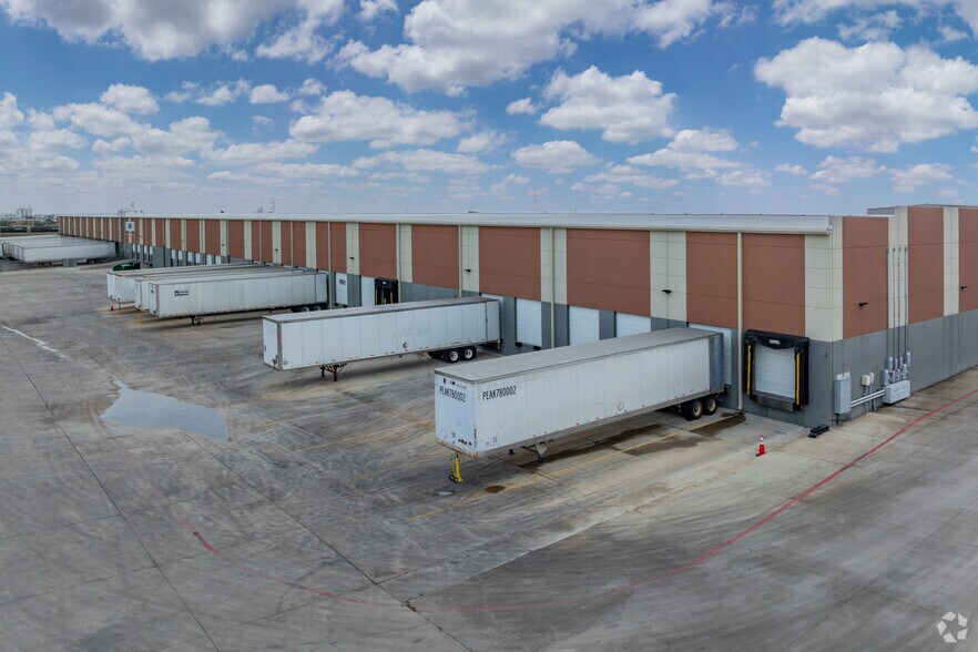 More Photos Of 7042 Industrial Way, San Antonio Distribution For Lease