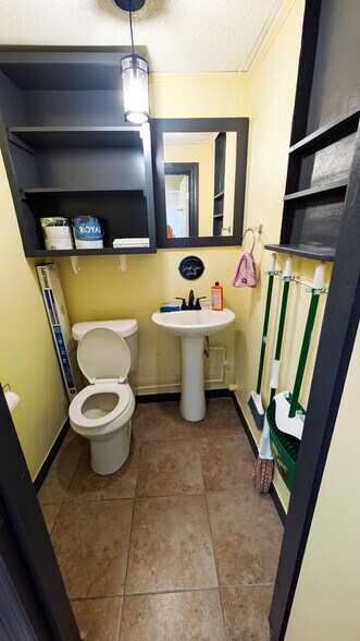 More Photos Of 829-835 8th Ave W, Palmetto Storefront For Lease