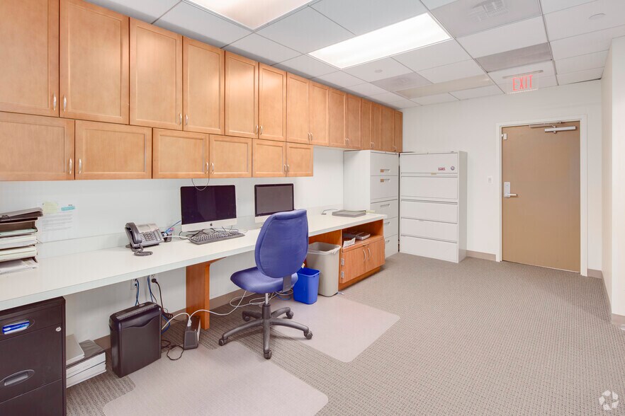 More Photos Of 6829 Elm St, McLean Medical For Lease