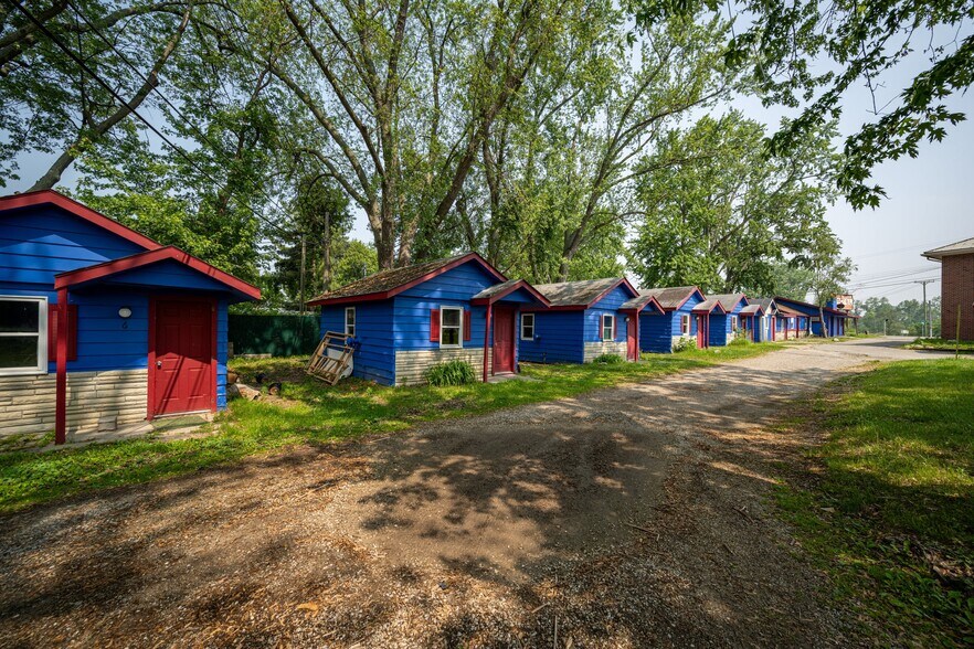 More Photos Of 8230 Highland Rd, White Lake Hotel For Sale