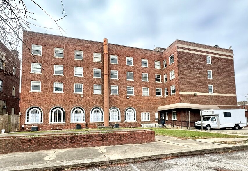 More Photos Of 118 E Court St, Paris Hotel For Sale