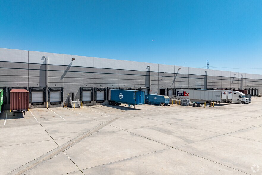 More Photos Of 12400 Philadelphia Ave, Eastvale Warehouse For Lease