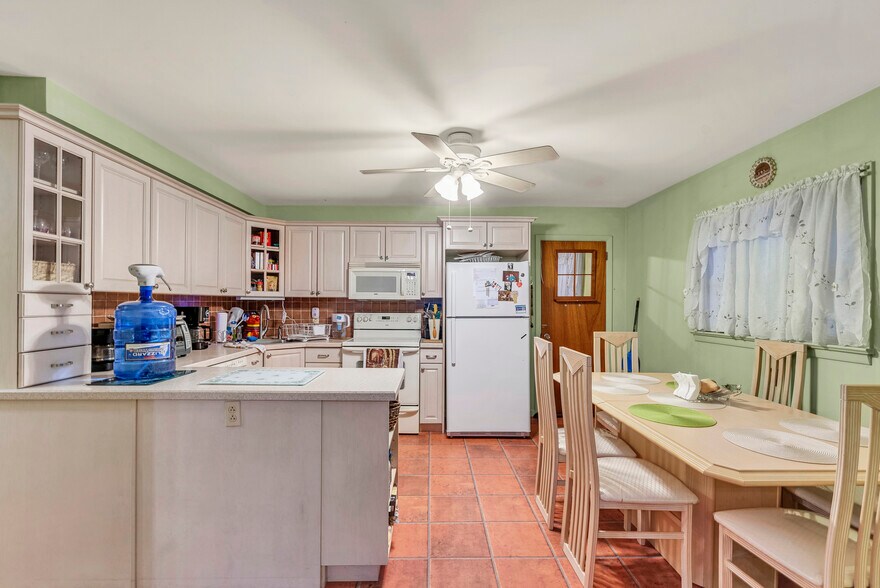 More Photos Of 238 Stuyvesant Ave, Lyndhurst Flex For Sale
