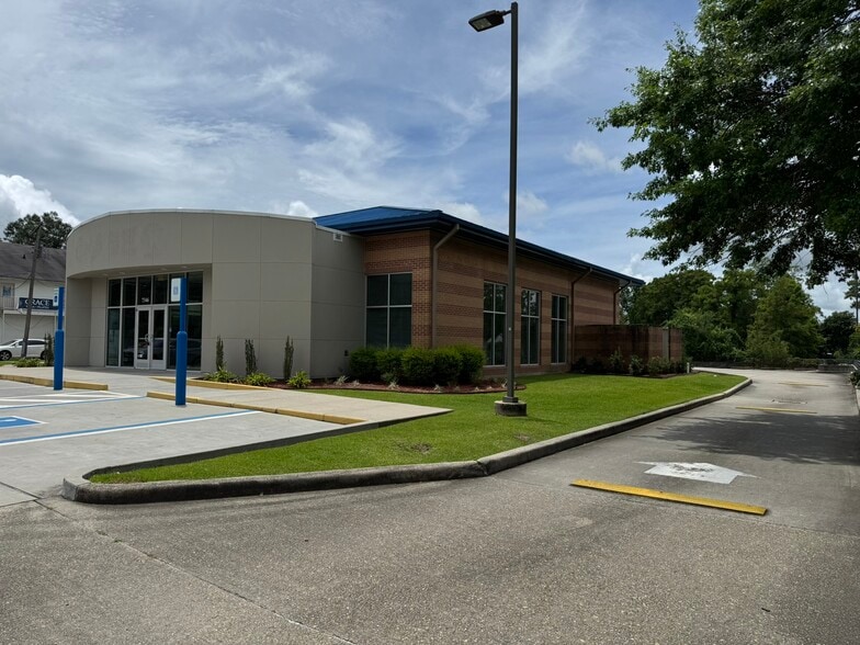 More Photos Of 7346 Highland Rd, Baton Rouge Bank For Sale