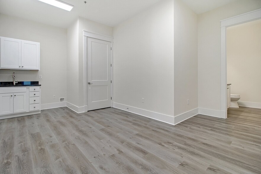 More Photos Of 208 N Cedar St, Summerville Office For Sale