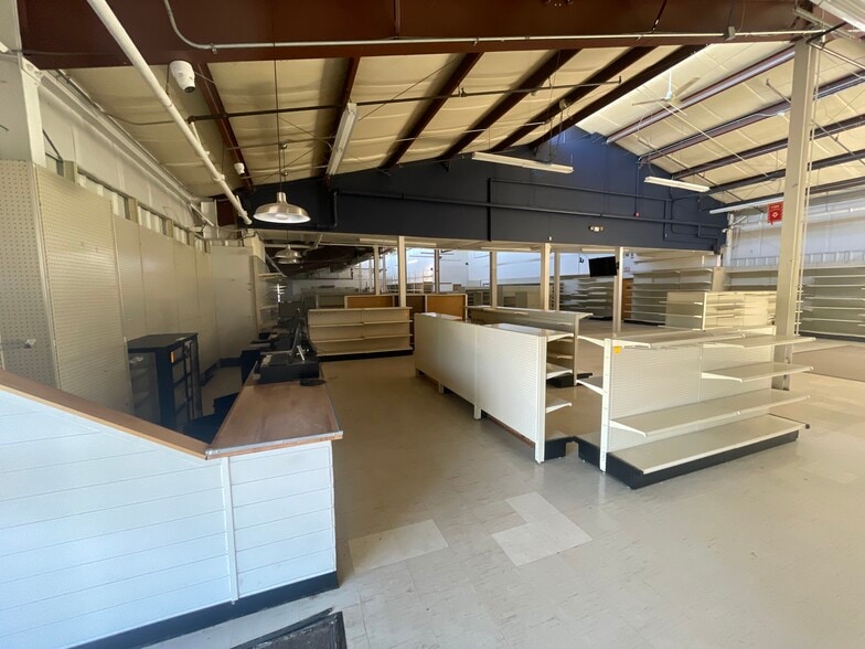 More Photos Of 11 Whitewood Ln, North Branford Garden Center For Sale