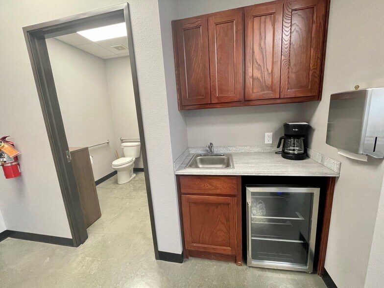 More Photos Of 1505 Elwyn, Midland Industrial For Lease