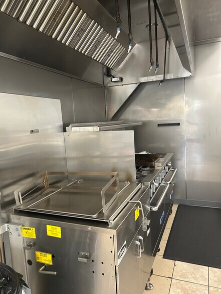 More Photos Of 50 S Forest Ave, Hartwell Storefront For Sale