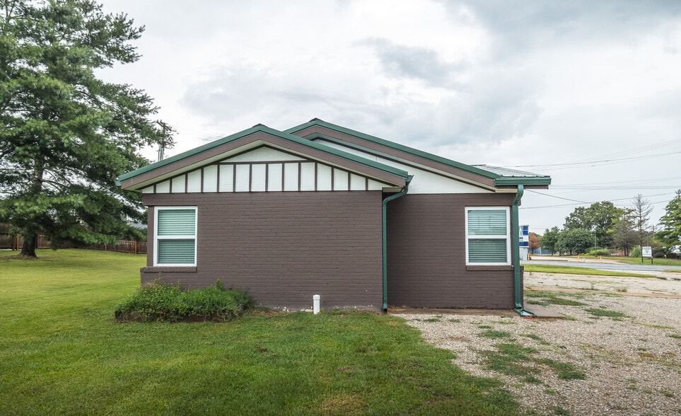 More Photos Of 905 W Scenic Rivers Blvd, Salem Flex For Sale