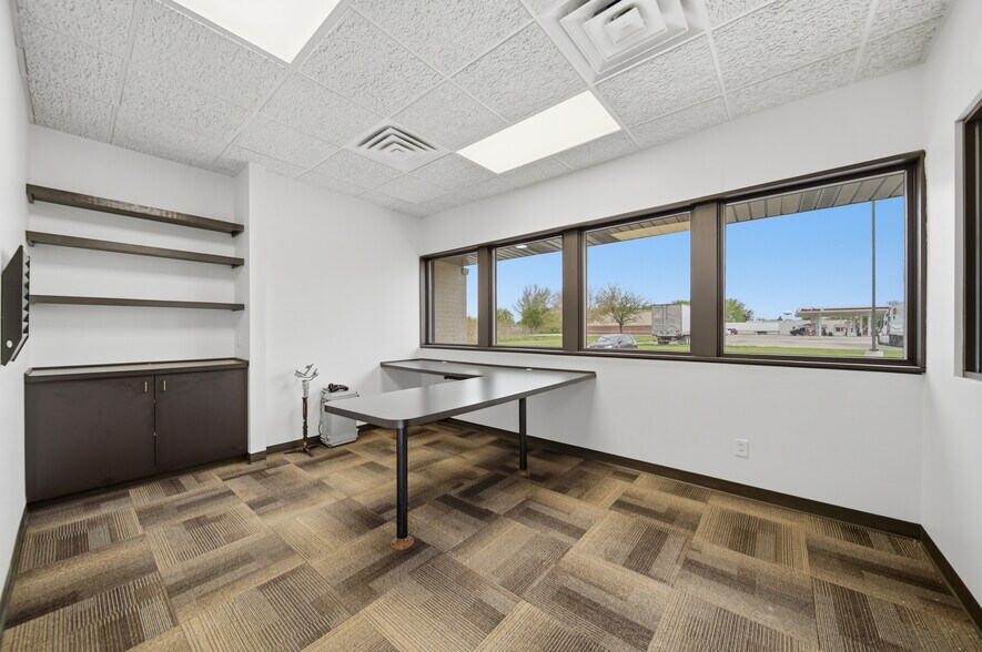 More Photos Of 1010 S 7th St, Rochelle Flex For Sale
