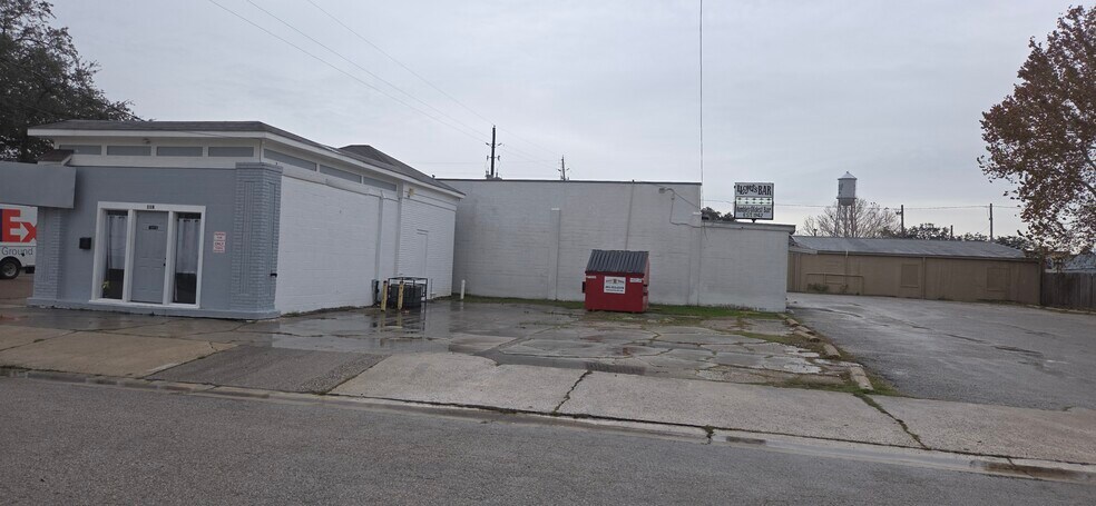 More Photos Of 111 N Avenue A, Humble General Retail For Sale