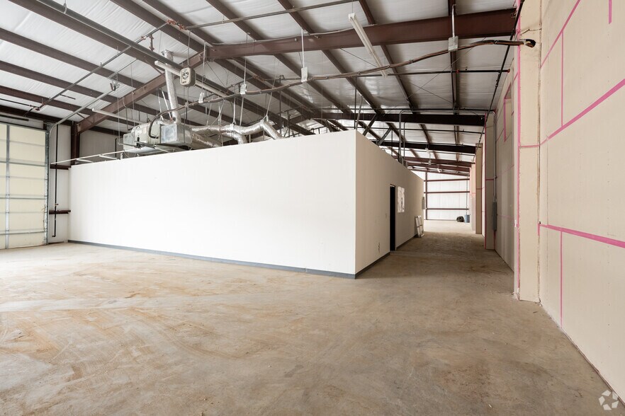 More Photos Of 901 Eight Twenty Blvd, Fort Worth Warehouse For Lease