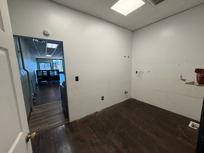 More Photos Of 16 E Washington Ave, Washington Storefront Retail Residential For Lease