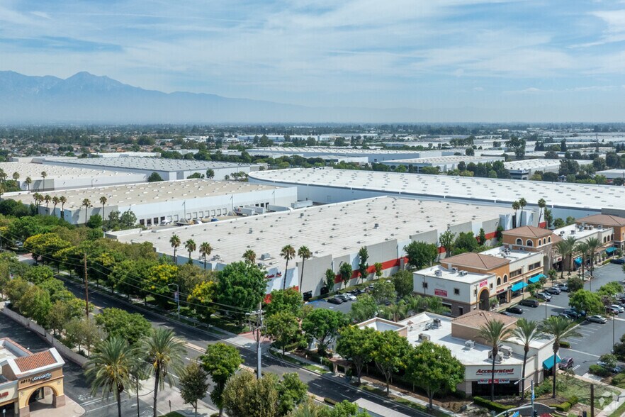 More Photos Of 14035-14045 Pipeline Ave, Chino Warehouse For Lease