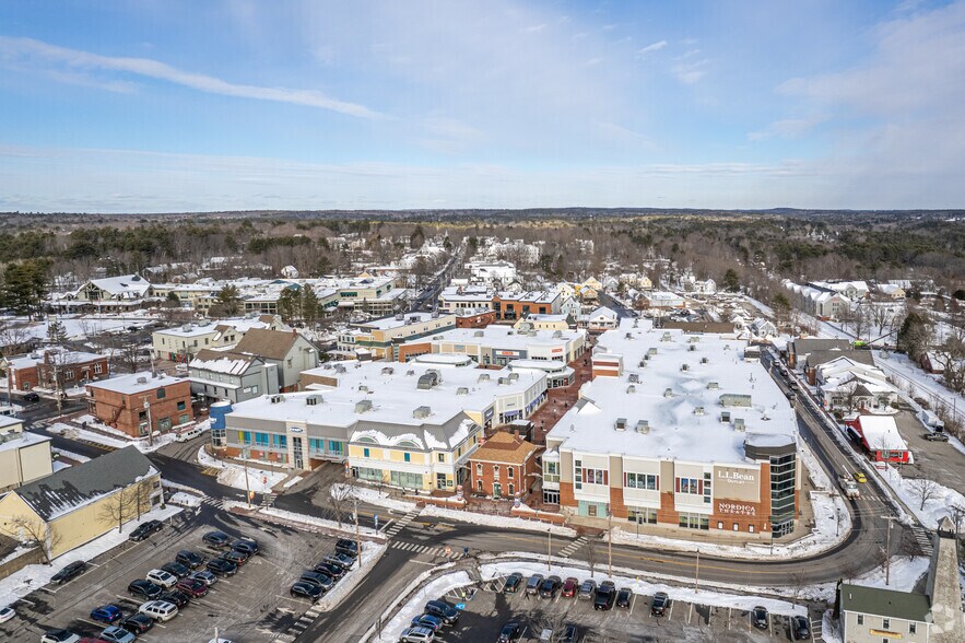 More Photos Of 1 Freeport Village Sta, Freeport Department Store For Lease