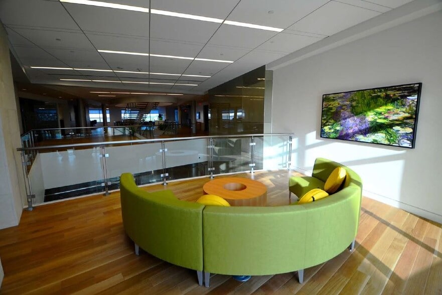 More Photos Of 13905 University Blvd, Sugar Land Medical For Sale