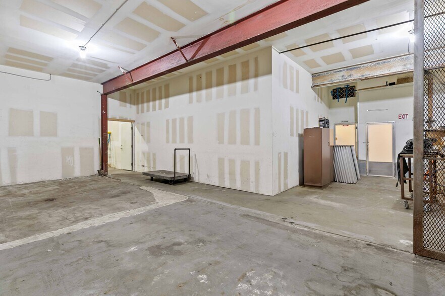 More Photos Of 6835 Tujunga Ave, North Hollywood Warehouse For Lease