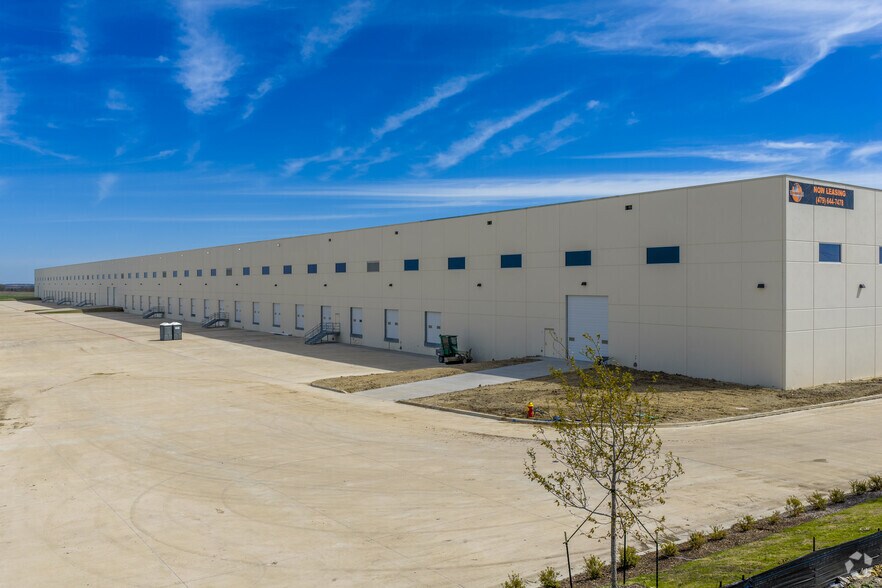 More Photos Of 6200 N Stemmons Fwy, Sanger Distribution For Lease