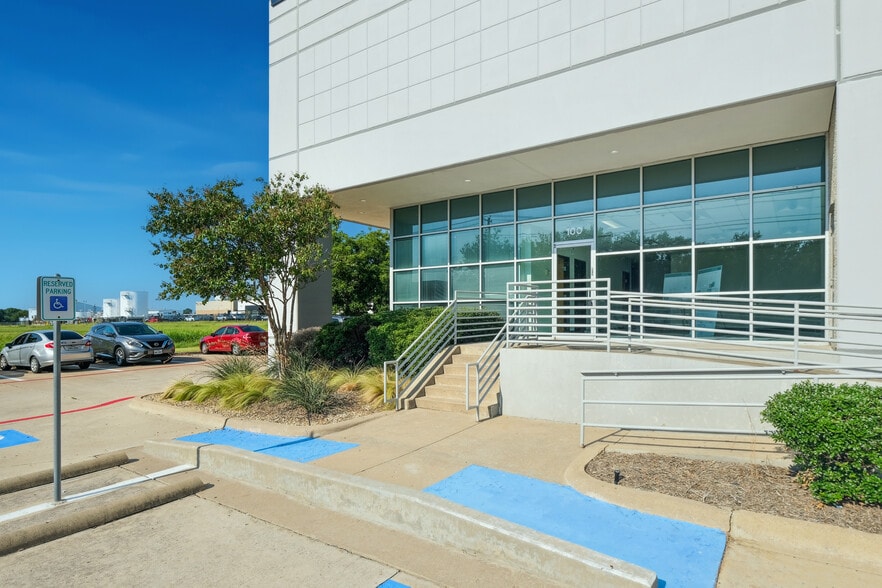More Photos Of 1825 Westpark Dr, Grand Prairie Warehouse For Lease