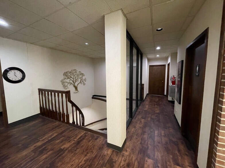 More Photos Of 5440 N Oak Tfwy, Kansas City Office For Sale