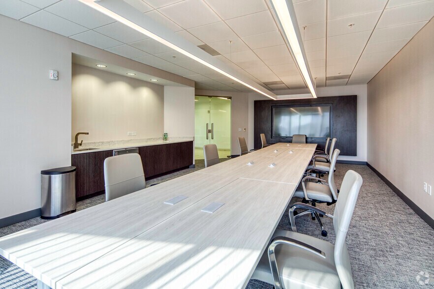 More Photos Of 100 S Ashley Dr, Tampa Office For Lease