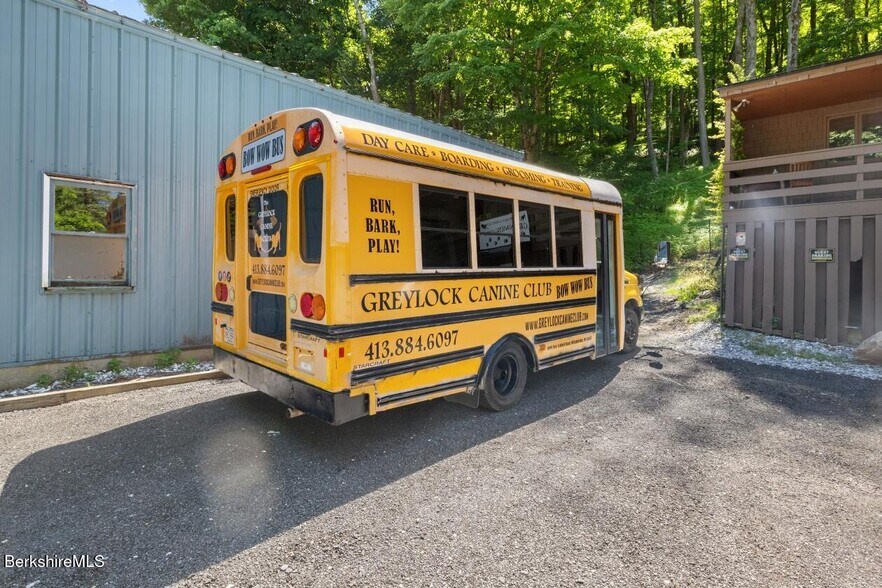 More Photos Of 1099 New Ashford Rd, Williamstown Veterinarian Kennel For Sale