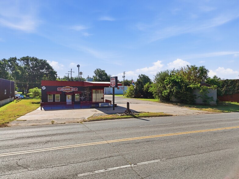 More Photos Of 112 N Chisholm Trl, Dover Restaurant For Sale