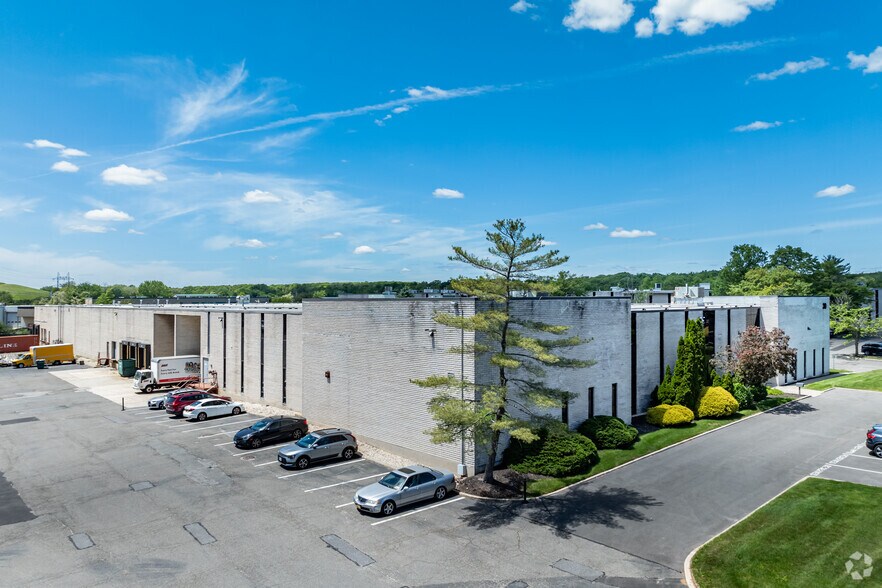 More Photos Of 30 Hub Dr, Melville Warehouse For Lease