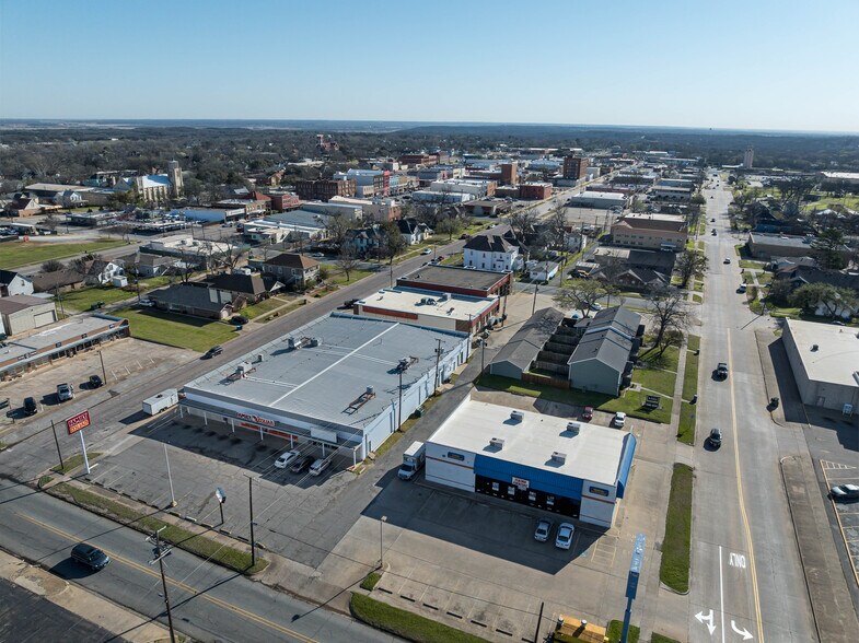 More Photos Of 200 S Armstrong Ave, Denison Storefront For Sale