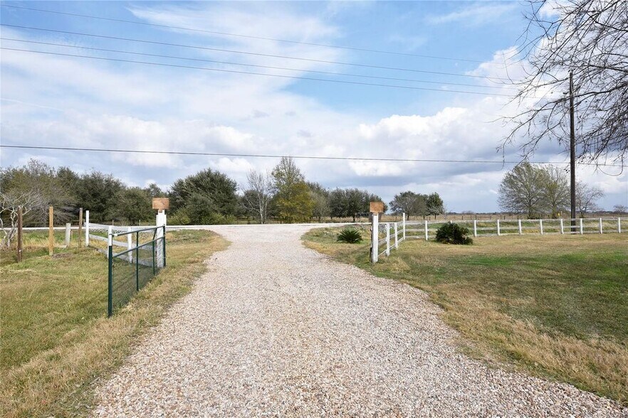 More Photos Of 6018 FM 360 Rd, Needville Trailer Camper Park For Sale