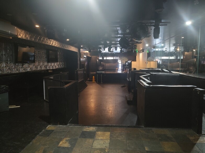 More Photos Of 10 S Calvert St, Baltimore Bar For Sale
