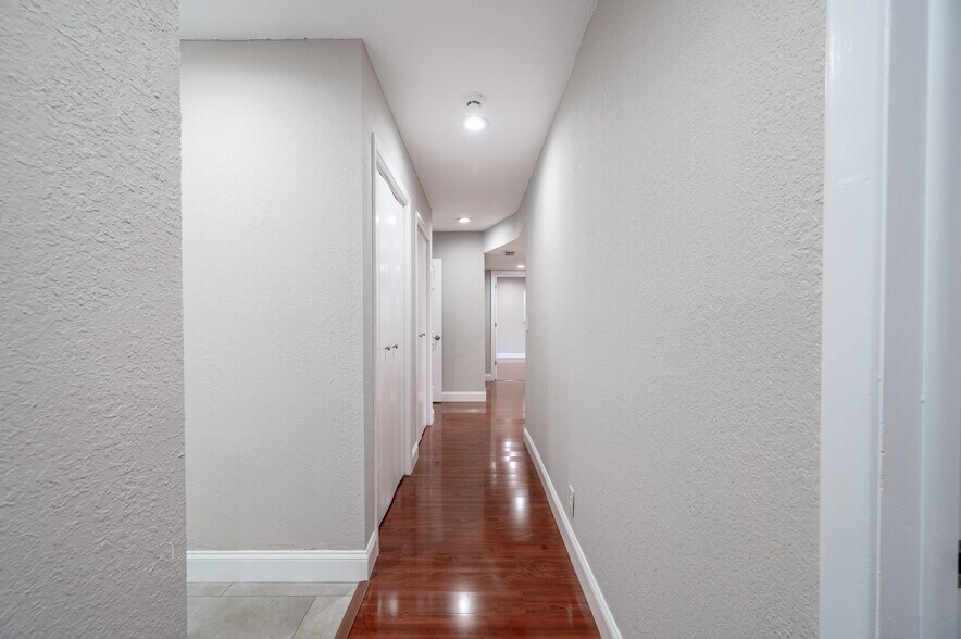 More Photos Of 5105 Memorial Hwy, Tampa Office Residential For Lease