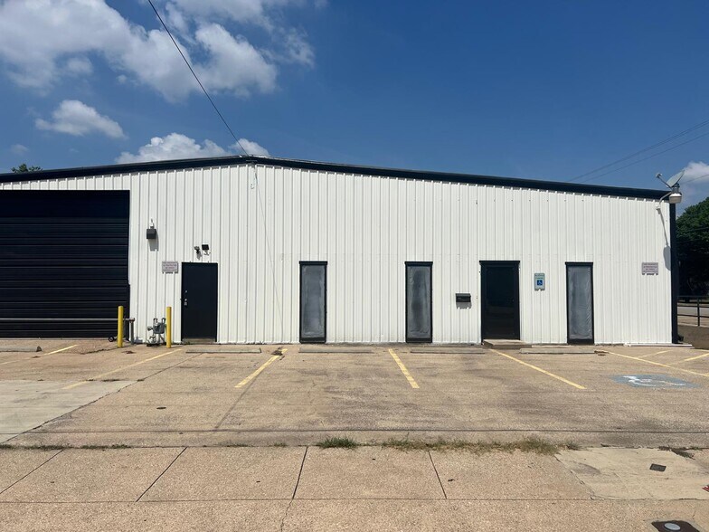 More Photos Of 2333-2337 Delante St, Haltom City Warehouse For Sale