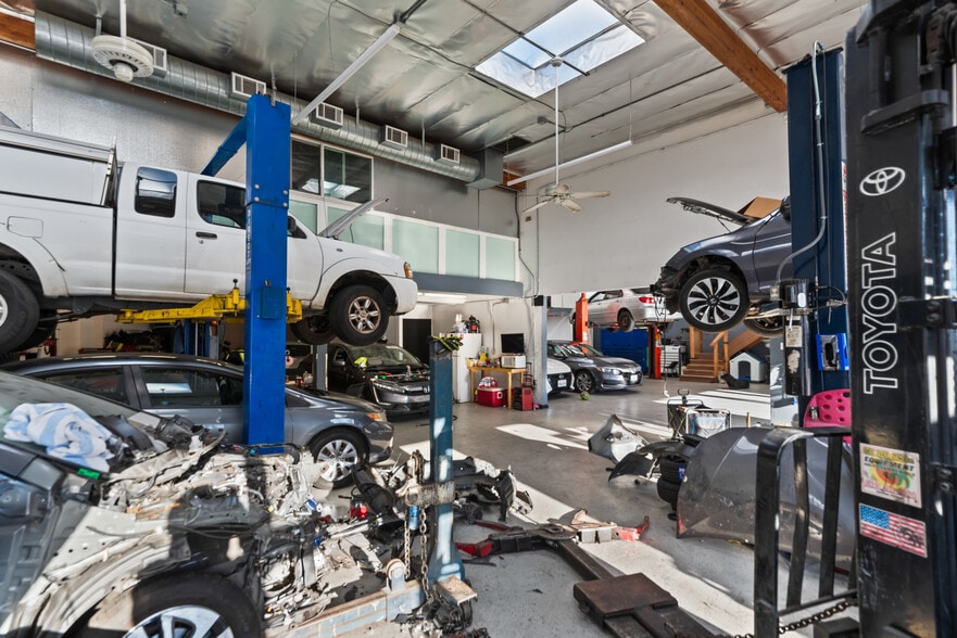 More Photos Of 2001-2005 Spring St, Redwood City Service For Sale