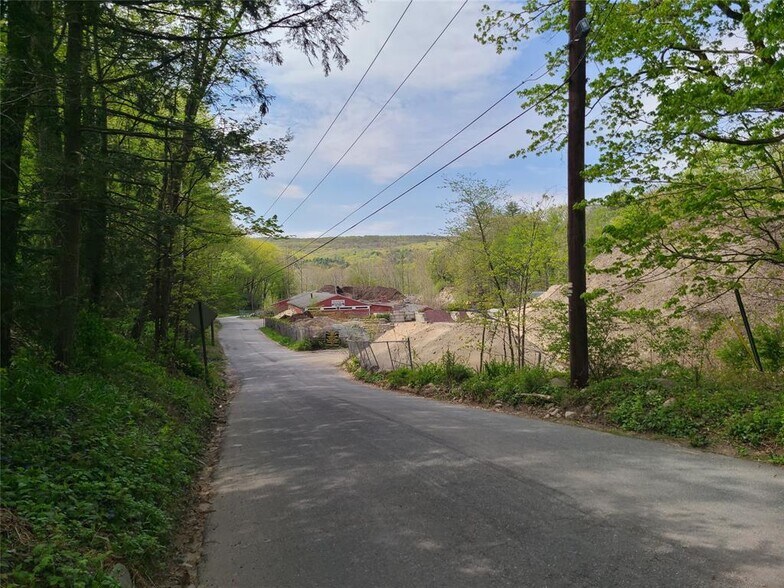 More Photos Of 26 Hook Rd, Sparrow Bush Distribution For Sale