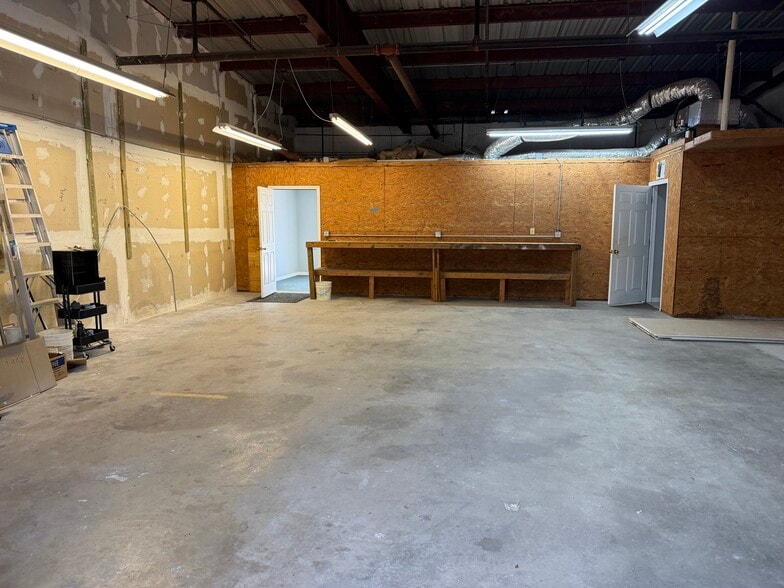 More Photos Of 410 Leonard Blvd N, Lehigh Acres Warehouse For Lease