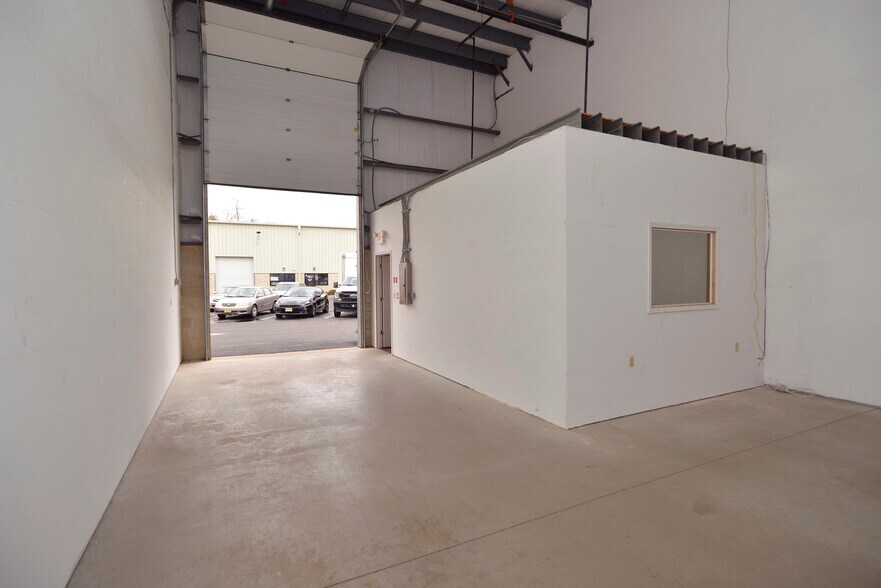 More Photos Of 331 Fairfield Rd, Freehold Service For Lease