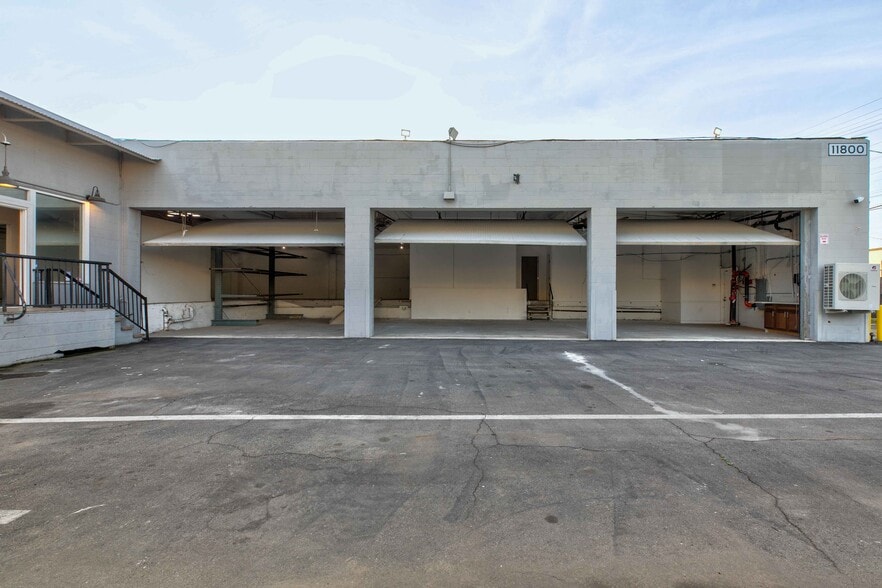 More Photos Of 11800 Vose St, North Hollywood Warehouse For Lease