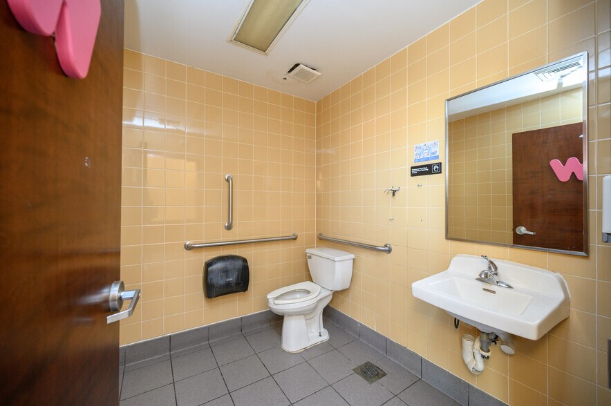 More Photos Of 343 State Route 17, Hasbrouck Heights Fast Food For Sale