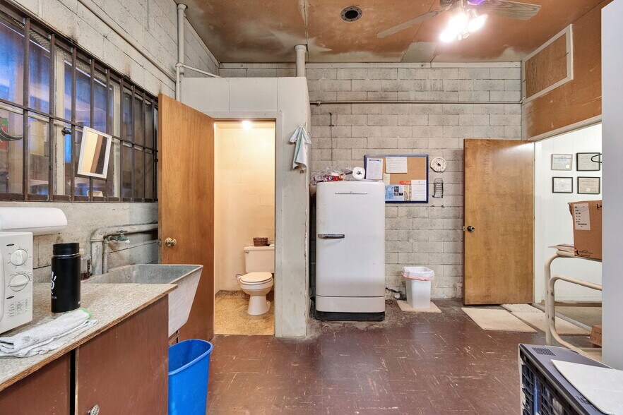 More Photos Of 230 S K St, Dinuba Storefront For Sale