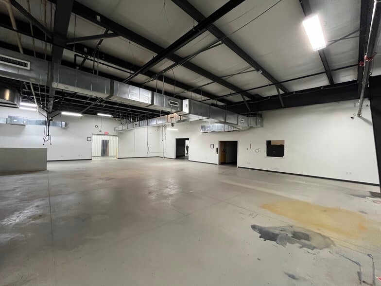 More Photos Of 310 N Yearling Rd, Columbus Showroom For Lease