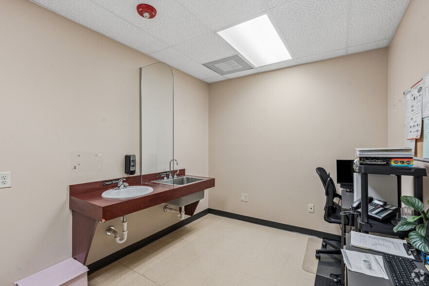 More Photos Of 5603 Highway 6, Missouri City Freestanding For Lease