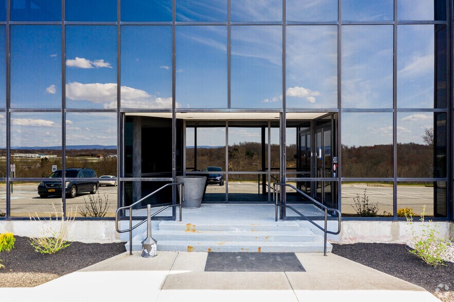 More Photos Of 33 Airport Center Dr, New Windsor Township Office For Lease